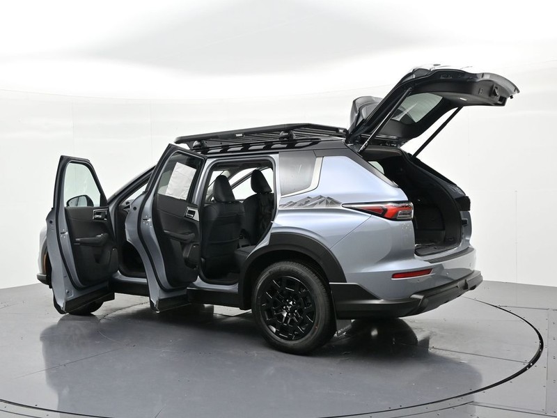 Mitsubishi Outlander Vehicle Full-screen Gallery Image 19