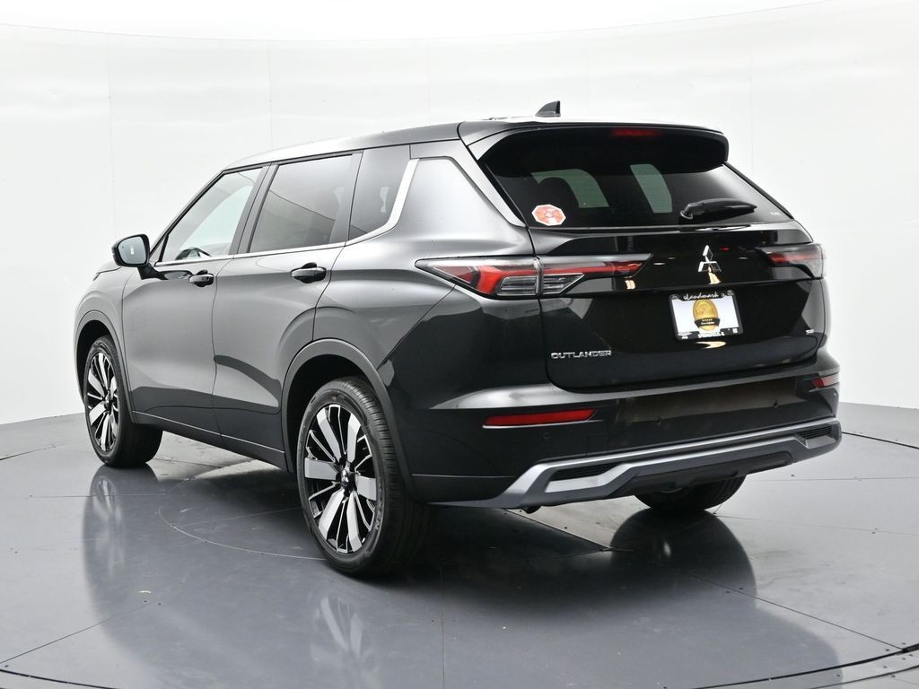 Mitsubishi Outlander Vehicle Full-screen Gallery Image 8