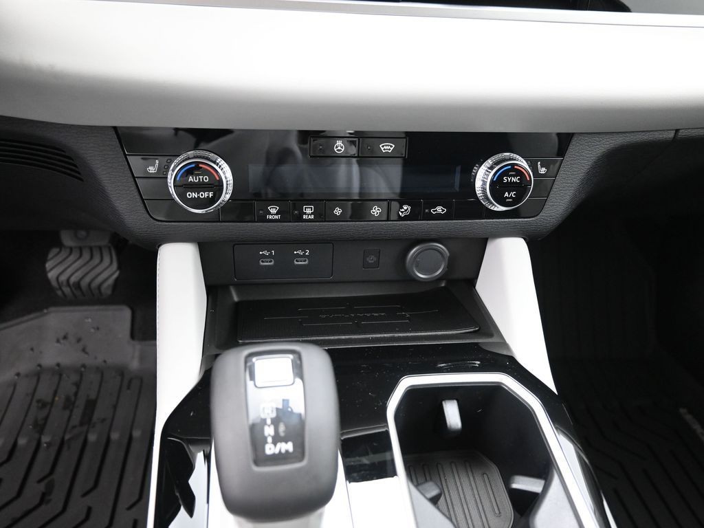 Mitsubishi Outlander Vehicle Full-screen Gallery Image 10