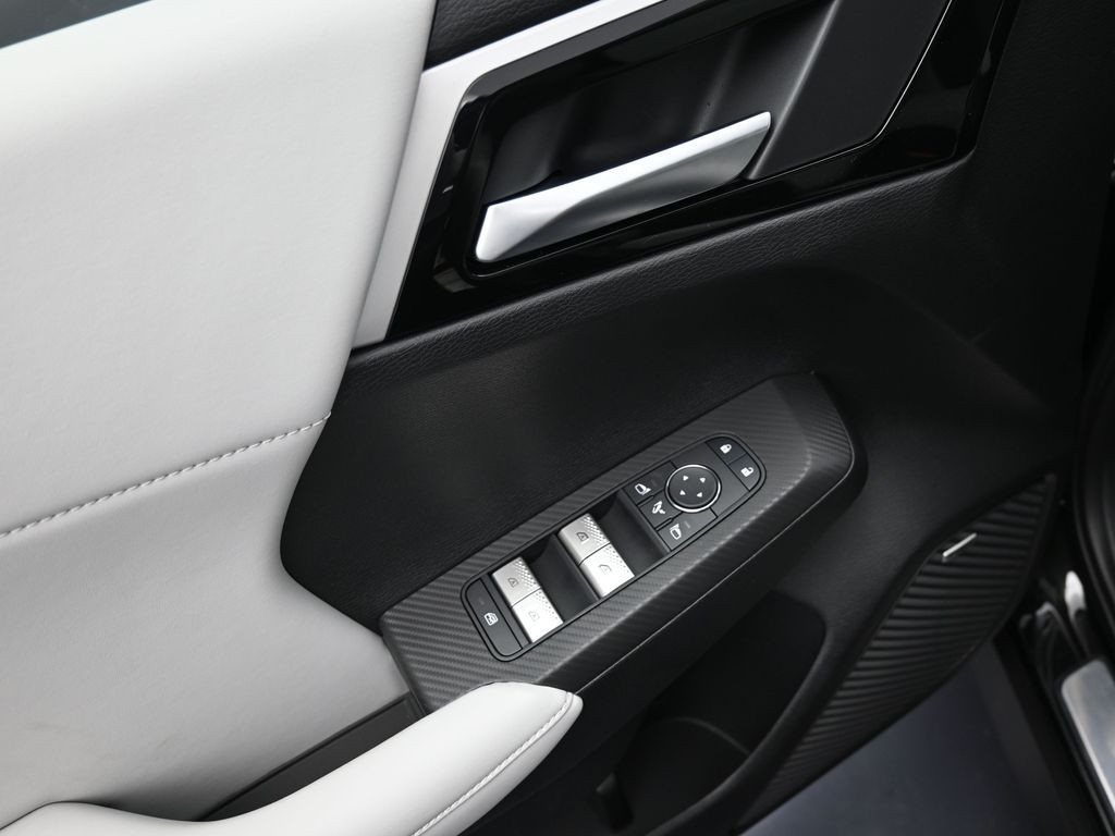 Mitsubishi Outlander Vehicle Full-screen Gallery Image 13