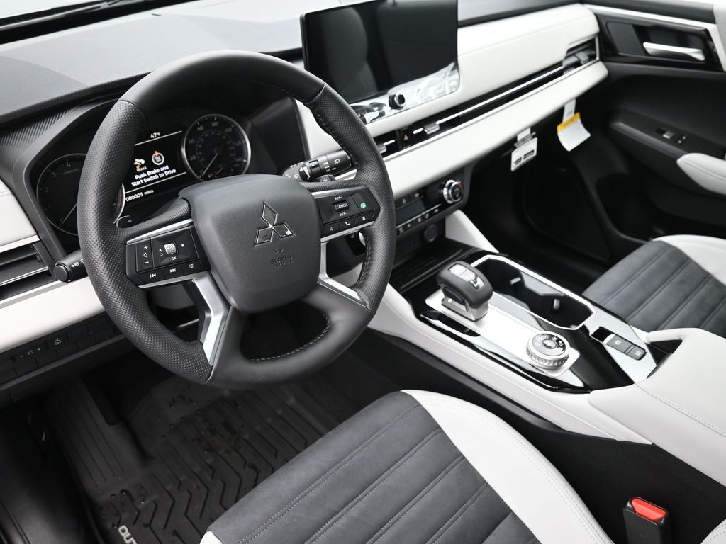 Mitsubishi Outlander Vehicle Full-screen Gallery Image 14