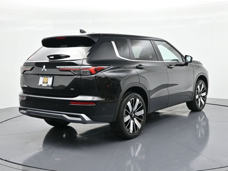 Mitsubishi Outlander Vehicle Full-screen Gallery Image 6