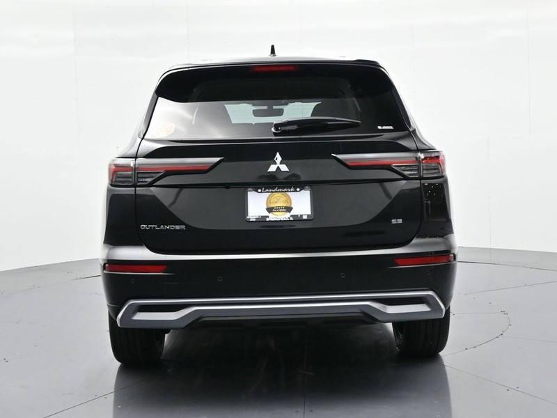 Mitsubishi Outlander Vehicle Full-screen Gallery Image 7