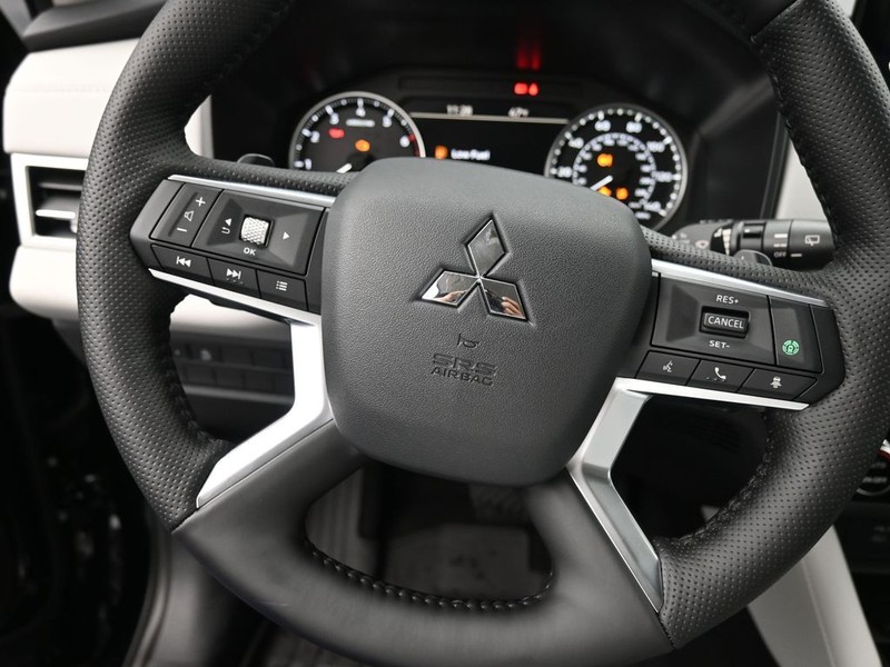 Mitsubishi Outlander Vehicle Full-screen Gallery Image 12