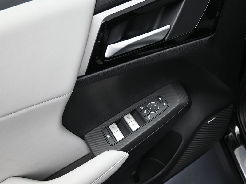 Mitsubishi Outlander Vehicle Full-screen Gallery Image 13
