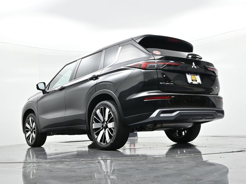 Mitsubishi Outlander Vehicle Full-screen Gallery Image 19