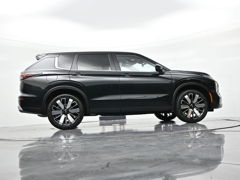 Mitsubishi Outlander Vehicle Full-screen Gallery Image 22