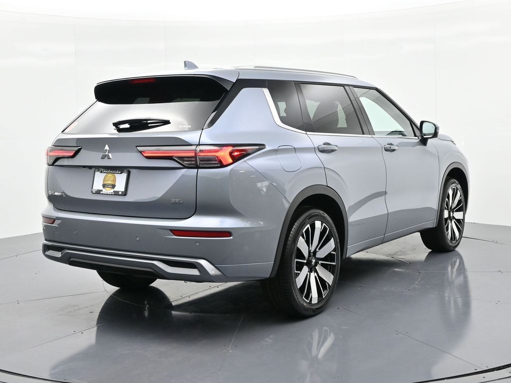 Mitsubishi Outlander Vehicle Full-screen Gallery Image 6