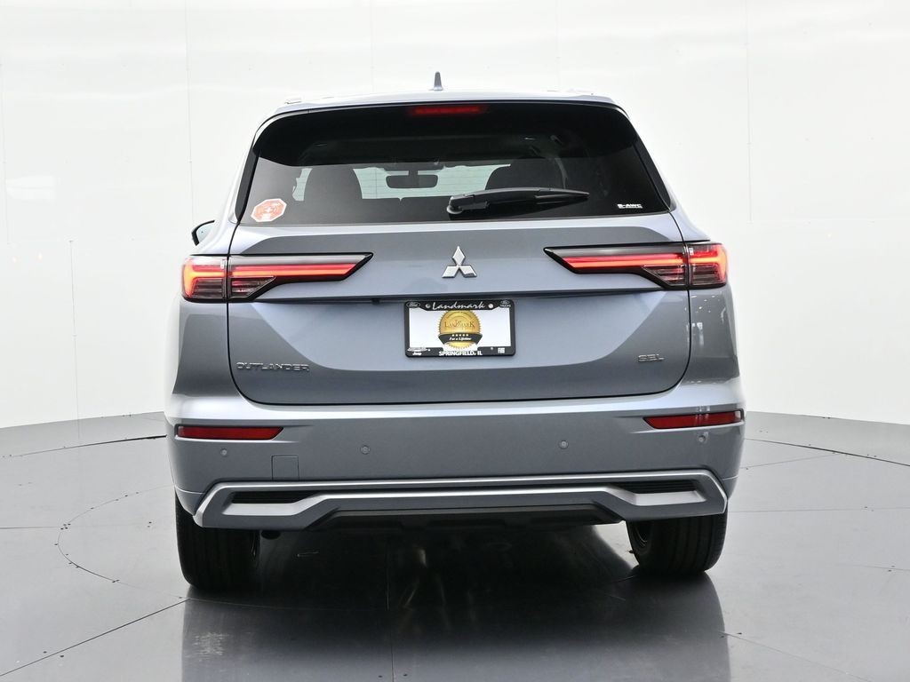 Mitsubishi Outlander Vehicle Full-screen Gallery Image 7