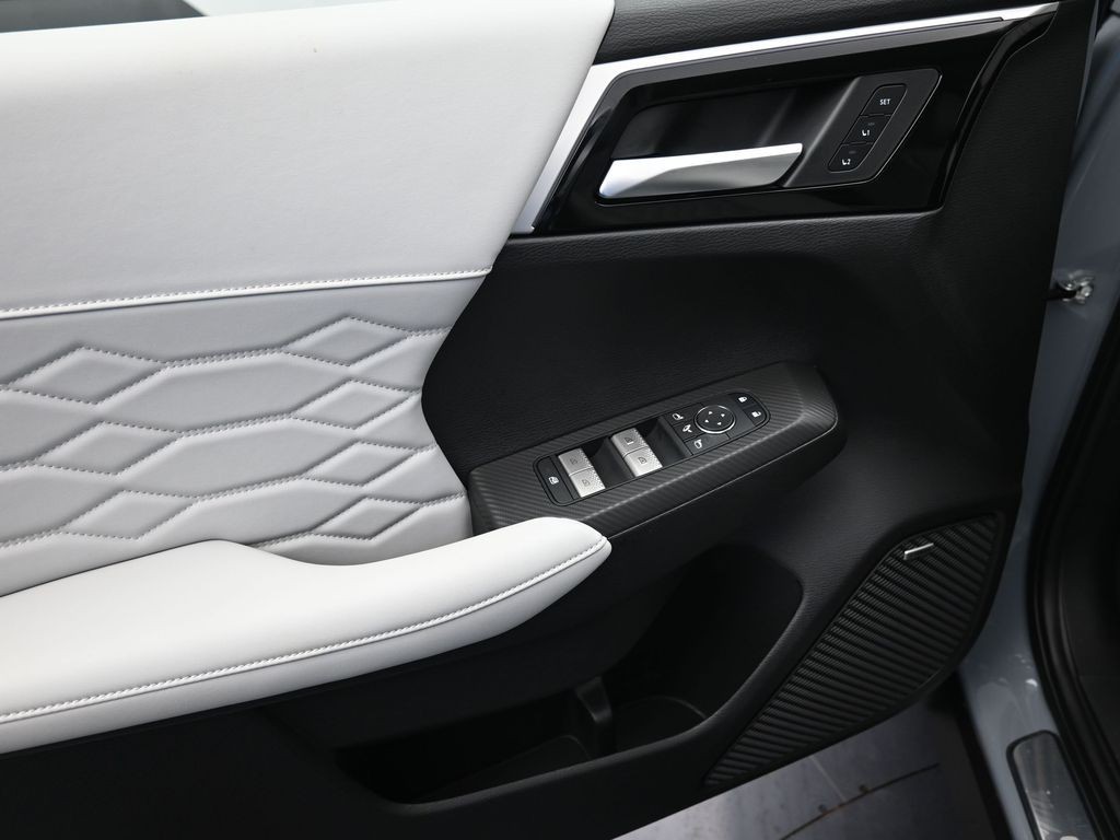 Mitsubishi Outlander Vehicle Full-screen Gallery Image 10