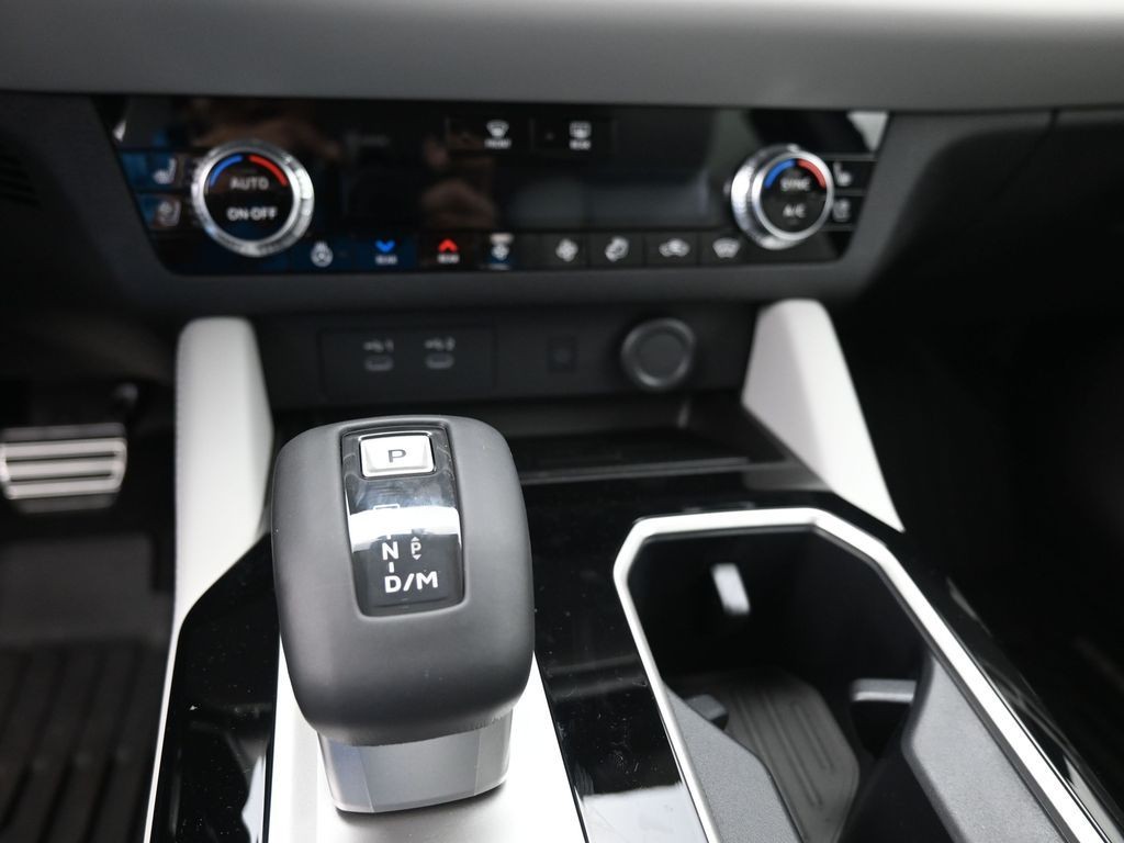 Mitsubishi Outlander Vehicle Full-screen Gallery Image 12