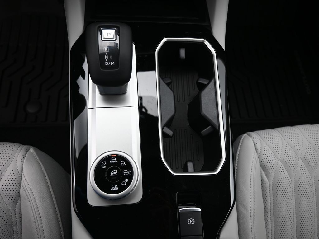 Mitsubishi Outlander Vehicle Full-screen Gallery Image 13