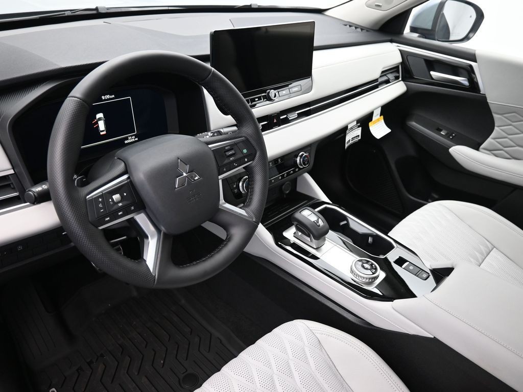 Mitsubishi Outlander Vehicle Full-screen Gallery Image 15
