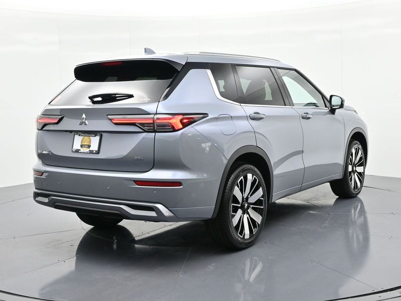 Mitsubishi Outlander Vehicle Full-screen Gallery Image 6