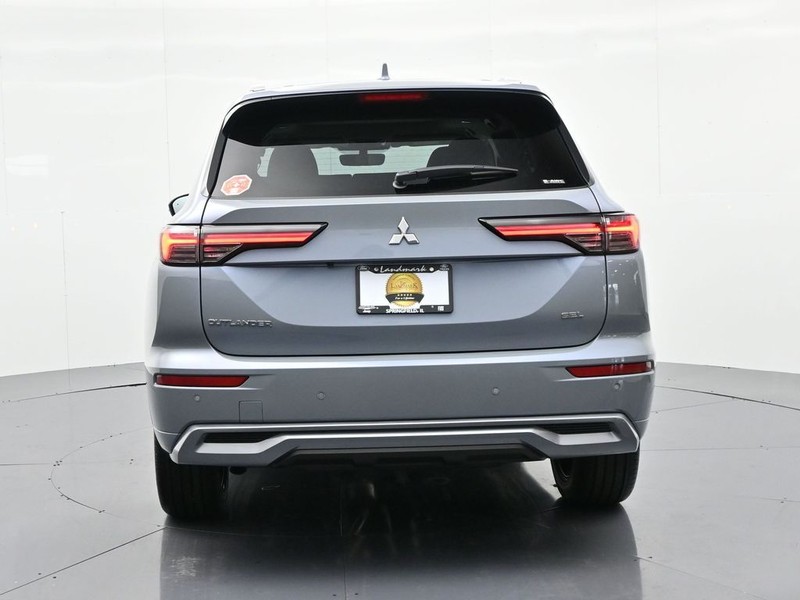 Mitsubishi Outlander Vehicle Full-screen Gallery Image 7