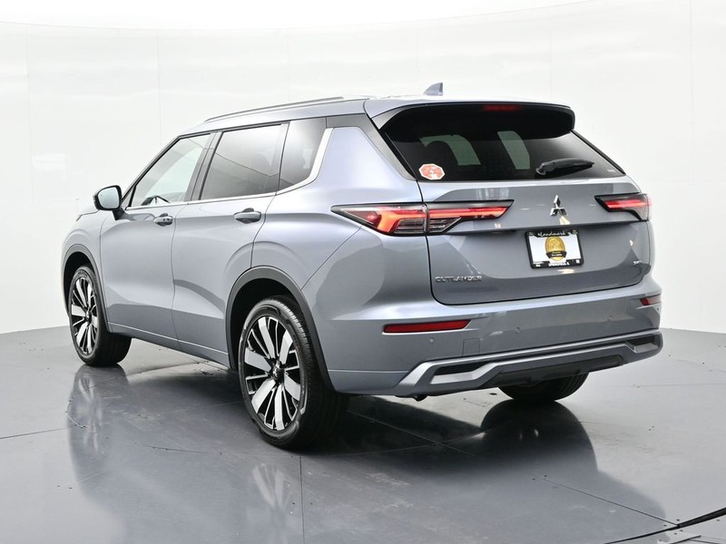 Mitsubishi Outlander Vehicle Full-screen Gallery Image 8