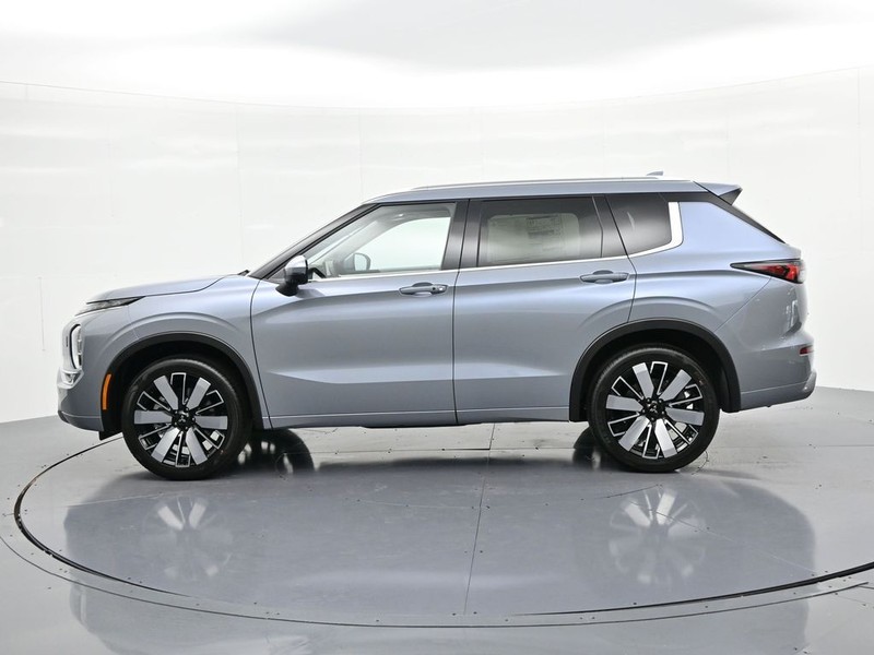 Mitsubishi Outlander Vehicle Full-screen Gallery Image 9