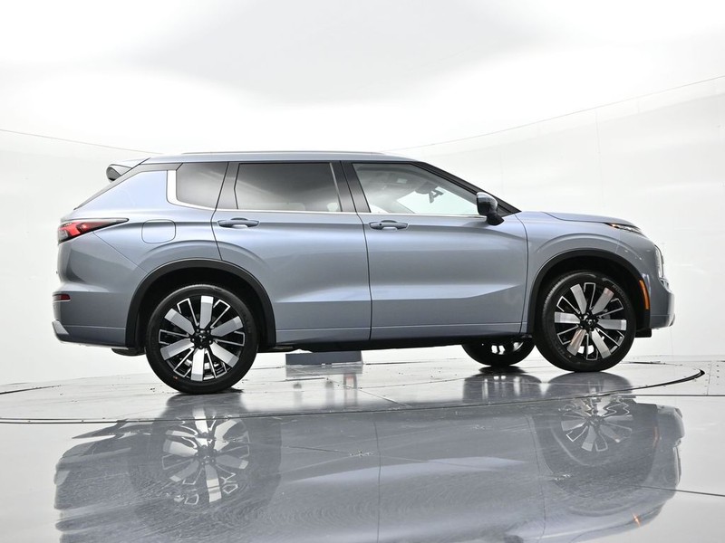 Mitsubishi Outlander Vehicle Full-screen Gallery Image 23