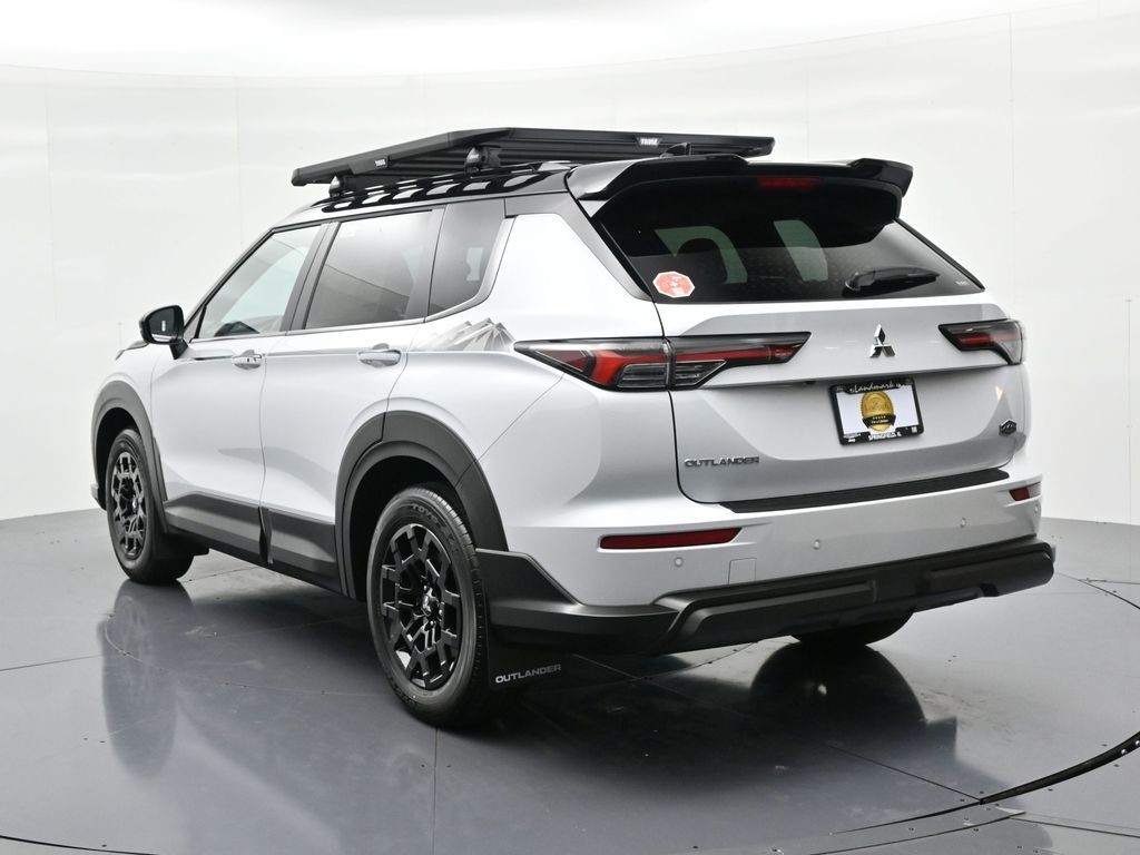 Mitsubishi Outlander Vehicle Full-screen Gallery Image 8