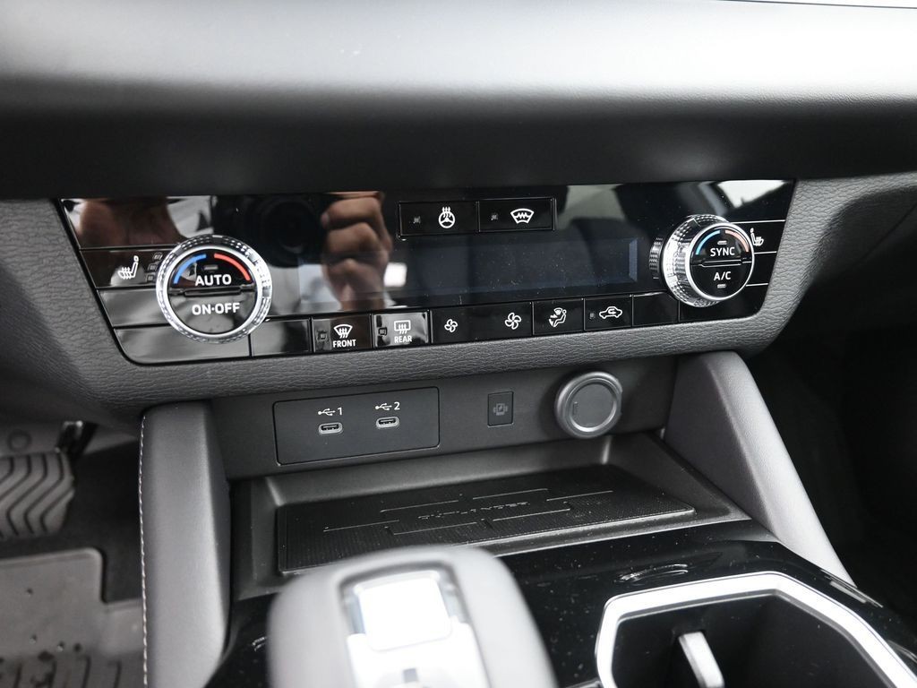 Mitsubishi Outlander Vehicle Full-screen Gallery Image 11