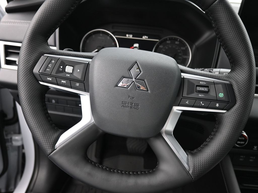 Mitsubishi Outlander Vehicle Full-screen Gallery Image 13