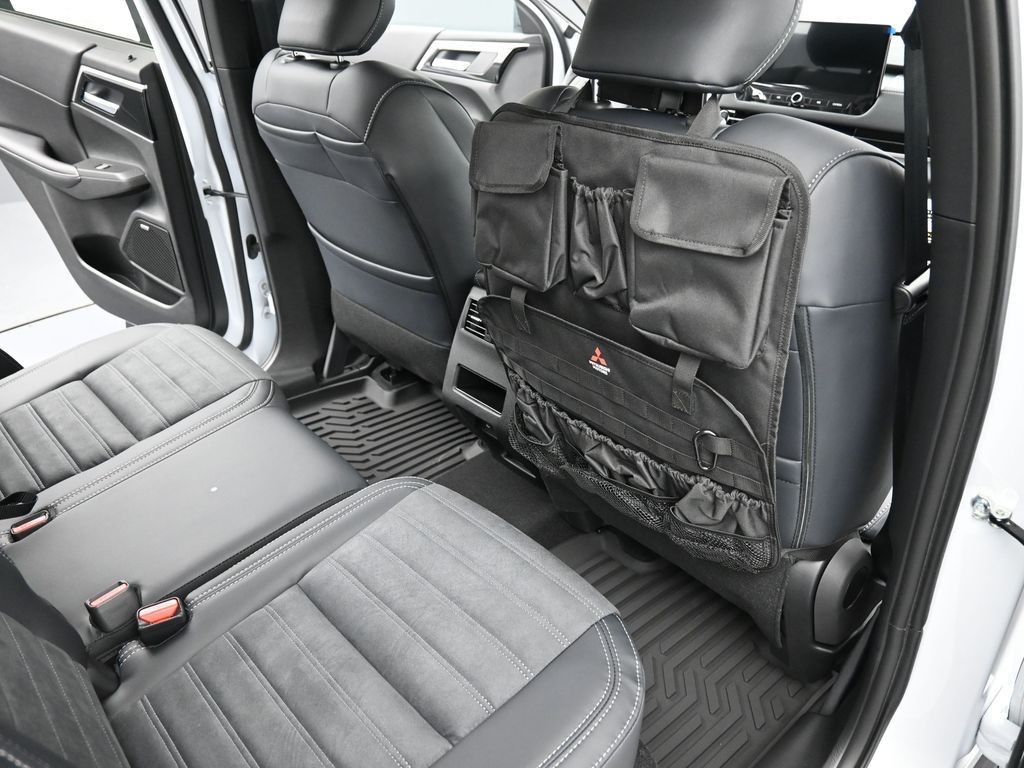 Mitsubishi Outlander Vehicle Full-screen Gallery Image 16