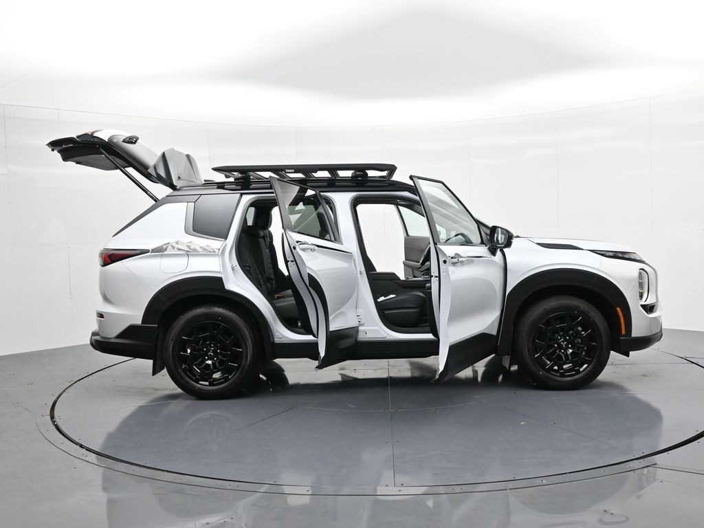 Mitsubishi Outlander Vehicle Full-screen Gallery Image 25