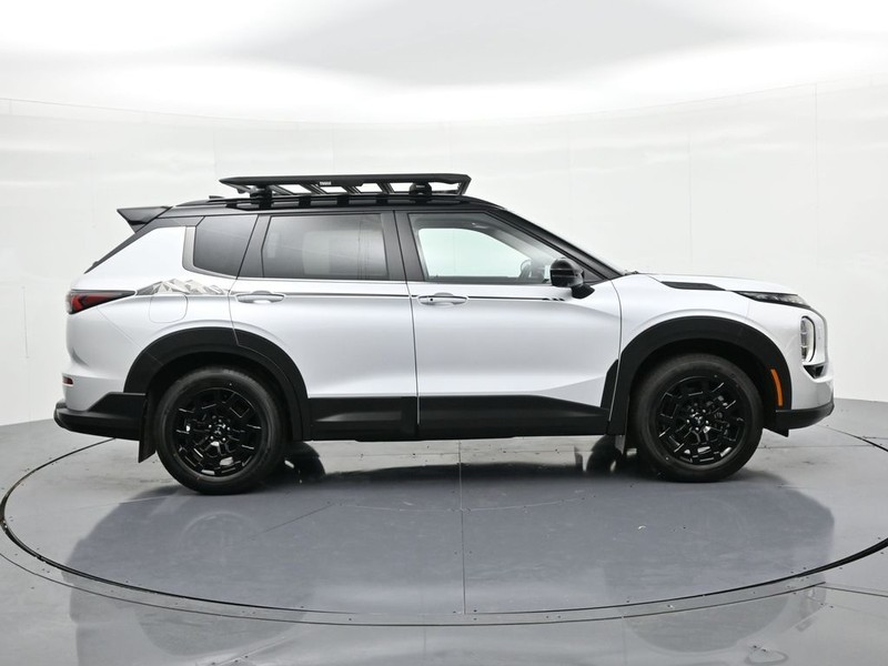 Mitsubishi Outlander Vehicle Full-screen Gallery Image 5