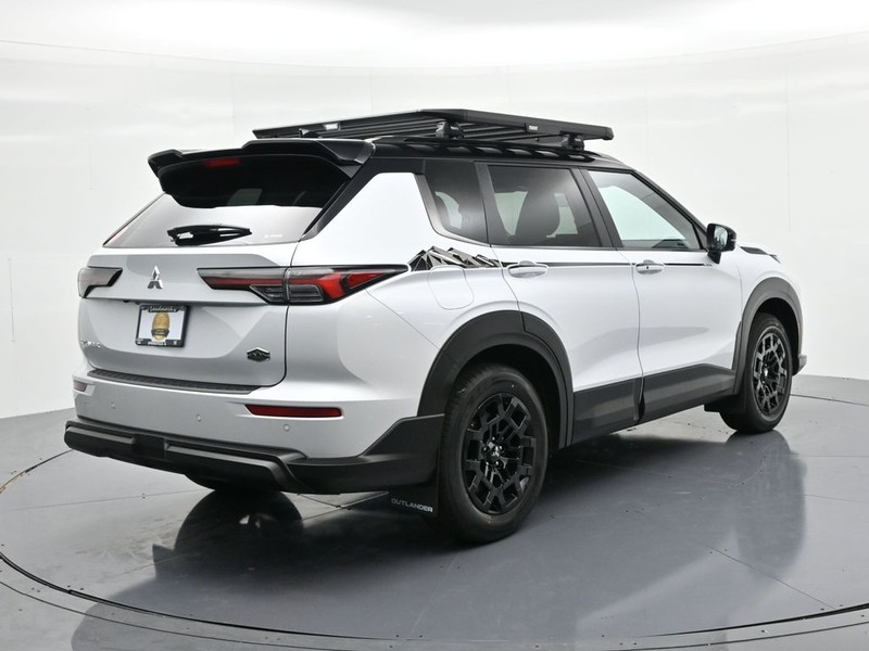 Mitsubishi Outlander Vehicle Full-screen Gallery Image 6