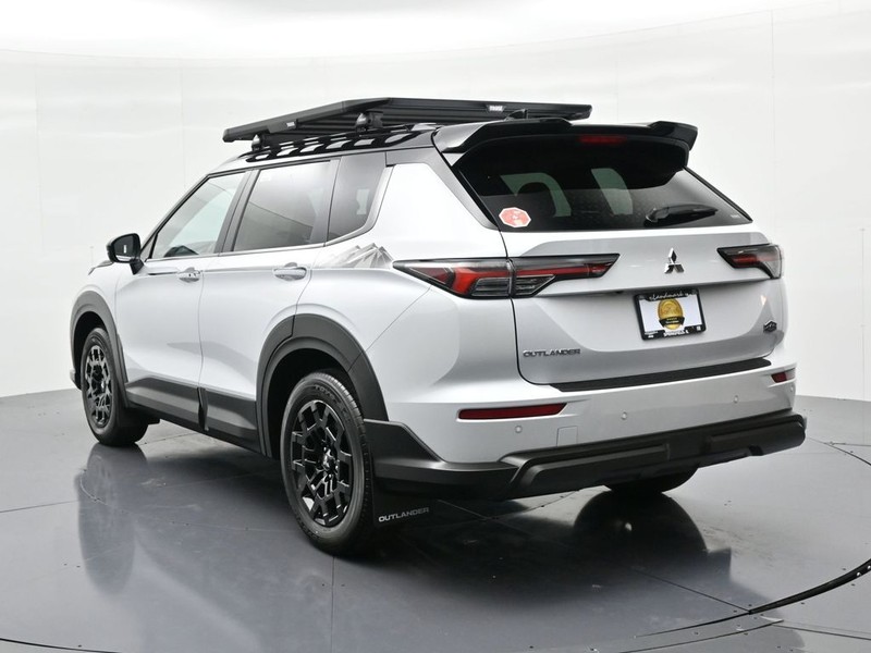 Mitsubishi Outlander Vehicle Full-screen Gallery Image 8