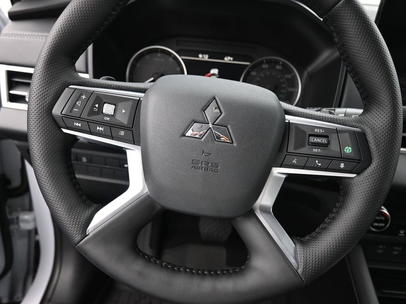 Mitsubishi Outlander Vehicle Full-screen Gallery Image 13
