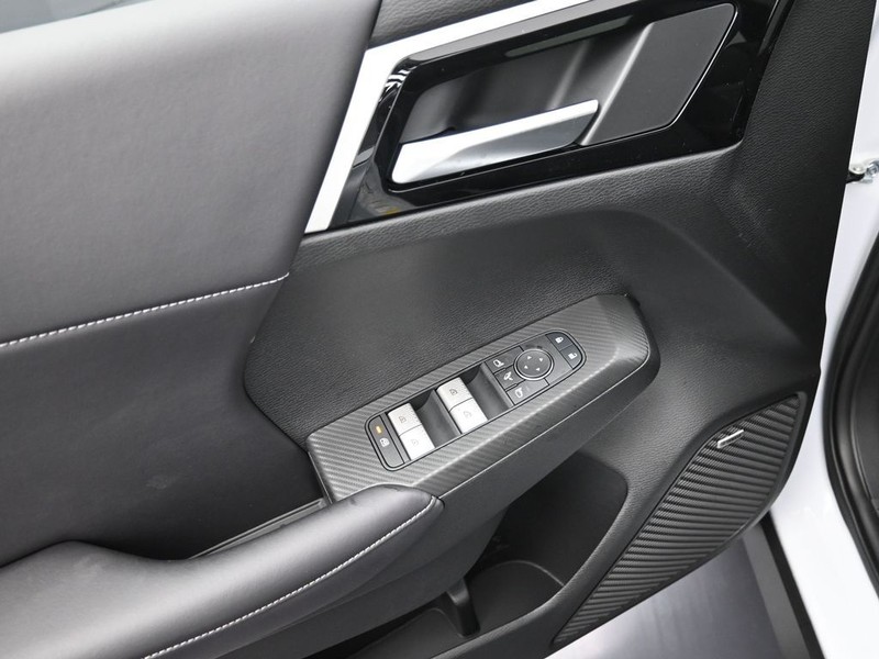 Mitsubishi Outlander Vehicle Full-screen Gallery Image 14