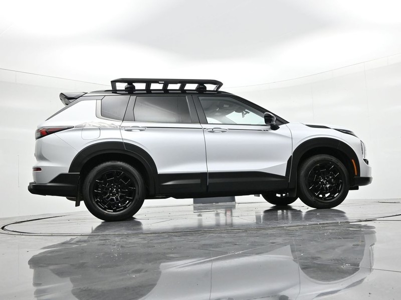 Mitsubishi Outlander Vehicle Full-screen Gallery Image 24