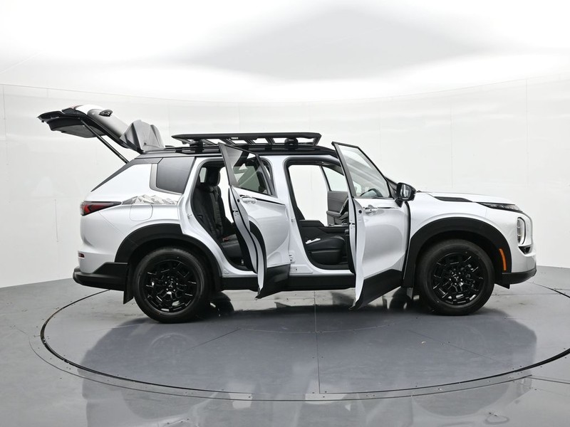 Mitsubishi Outlander Vehicle Full-screen Gallery Image 25