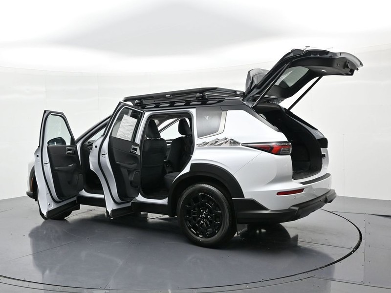 Mitsubishi Outlander Vehicle Full-screen Gallery Image 26