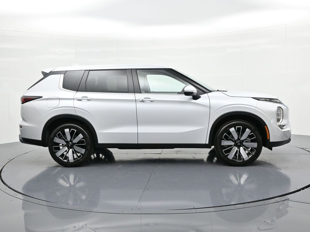 Mitsubishi Outlander Vehicle Full-screen Gallery Image 5