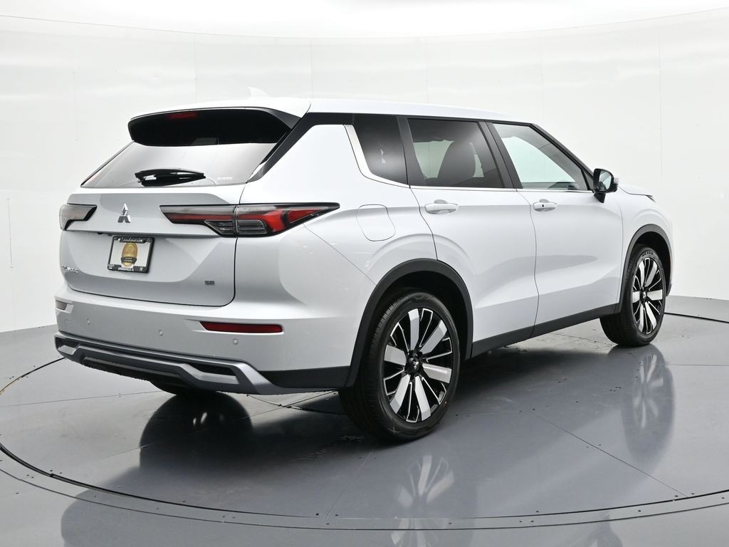 Mitsubishi Outlander Vehicle Full-screen Gallery Image 6