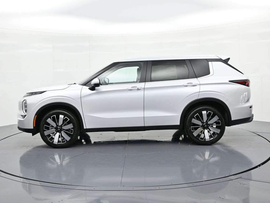 Mitsubishi Outlander Vehicle Full-screen Gallery Image 9