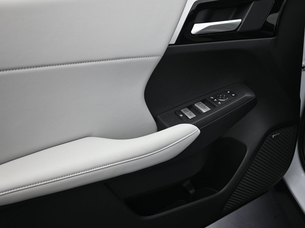 Mitsubishi Outlander Vehicle Full-screen Gallery Image 10