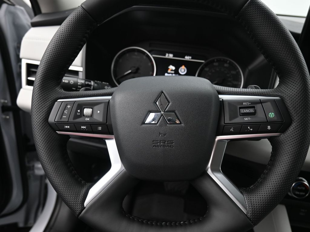 Mitsubishi Outlander Vehicle Full-screen Gallery Image 14