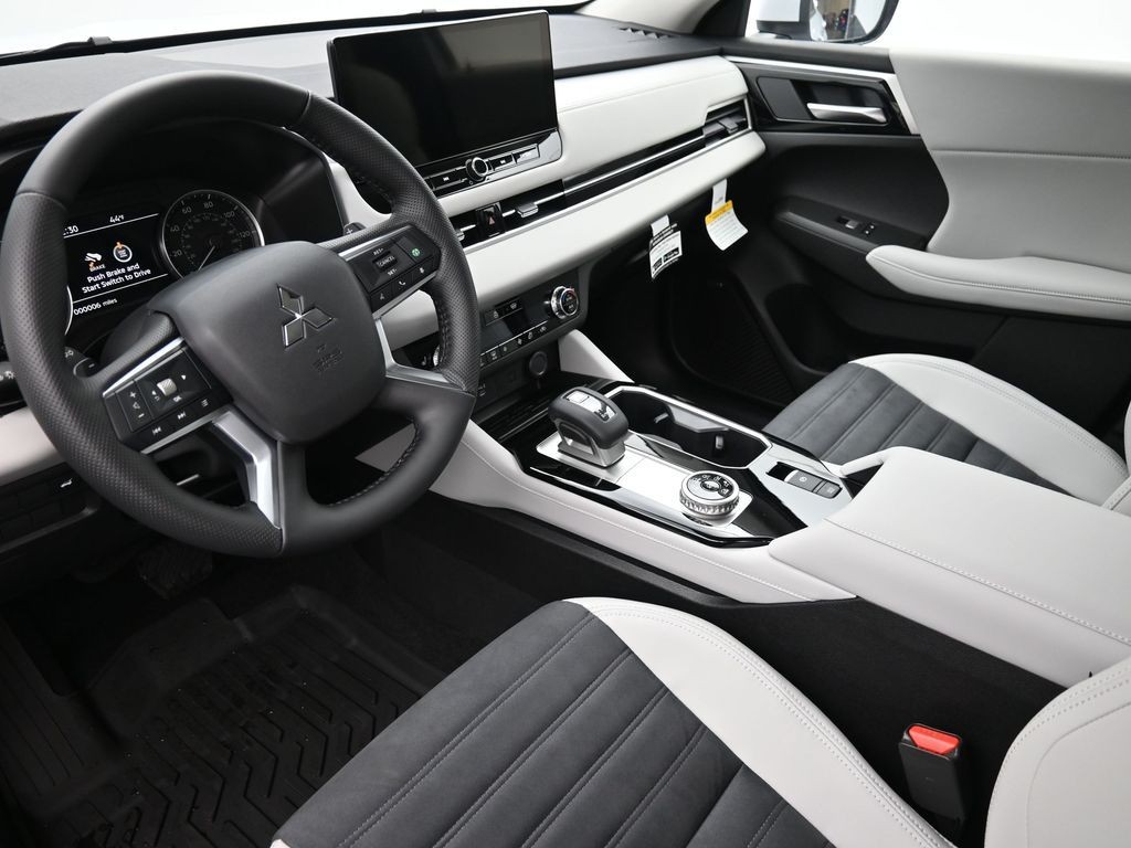 Mitsubishi Outlander Vehicle Full-screen Gallery Image 15