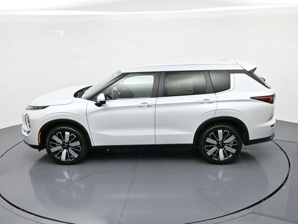 Mitsubishi Outlander Vehicle Full-screen Gallery Image 19