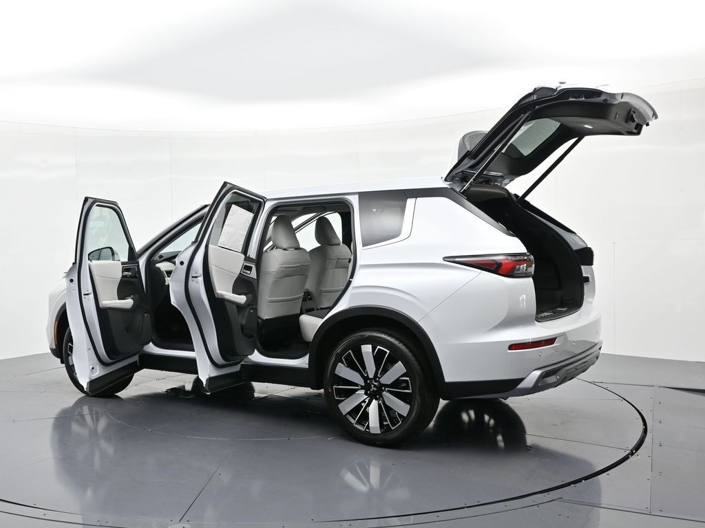 Mitsubishi Outlander Vehicle Full-screen Gallery Image 25