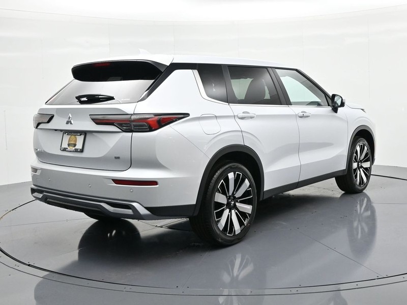 Mitsubishi Outlander Vehicle Full-screen Gallery Image 6