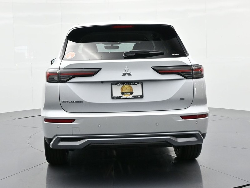 Mitsubishi Outlander Vehicle Full-screen Gallery Image 7