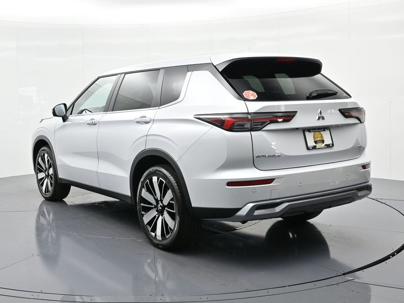 Mitsubishi Outlander Vehicle Full-screen Gallery Image 8