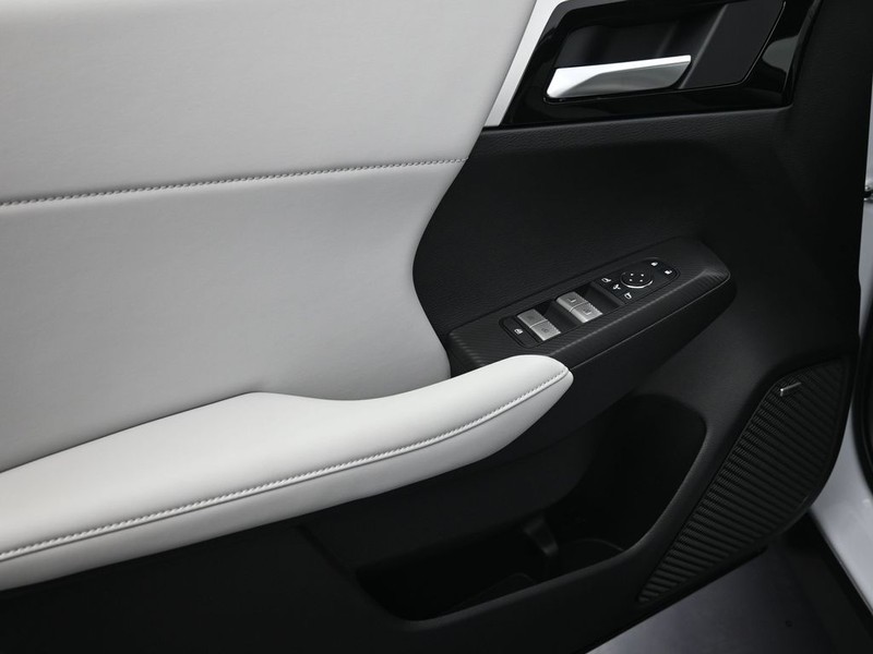 Mitsubishi Outlander Vehicle Full-screen Gallery Image 10