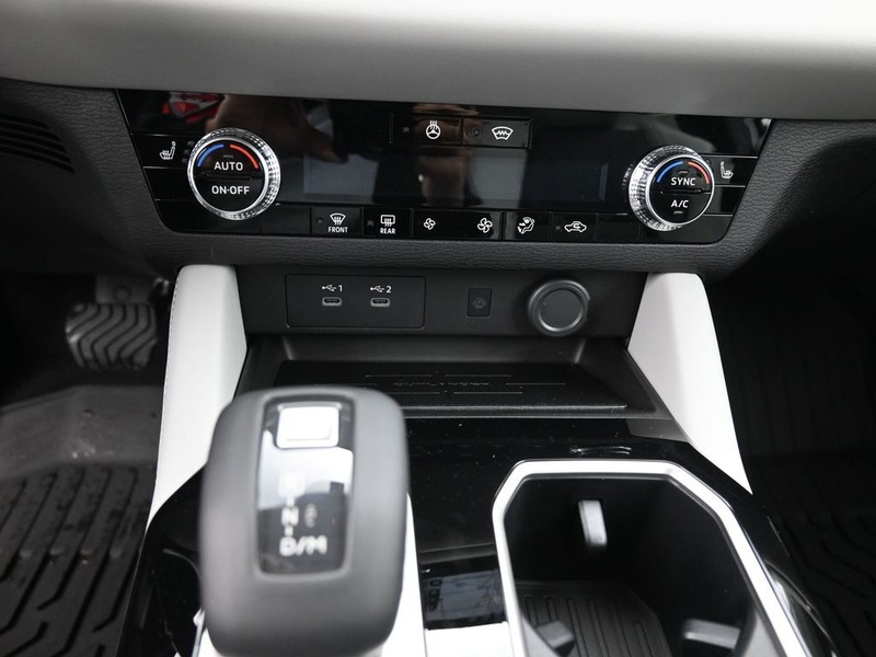 Mitsubishi Outlander Vehicle Full-screen Gallery Image 12