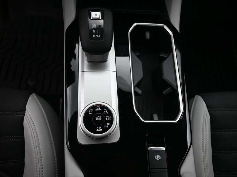 Mitsubishi Outlander Vehicle Full-screen Gallery Image 13