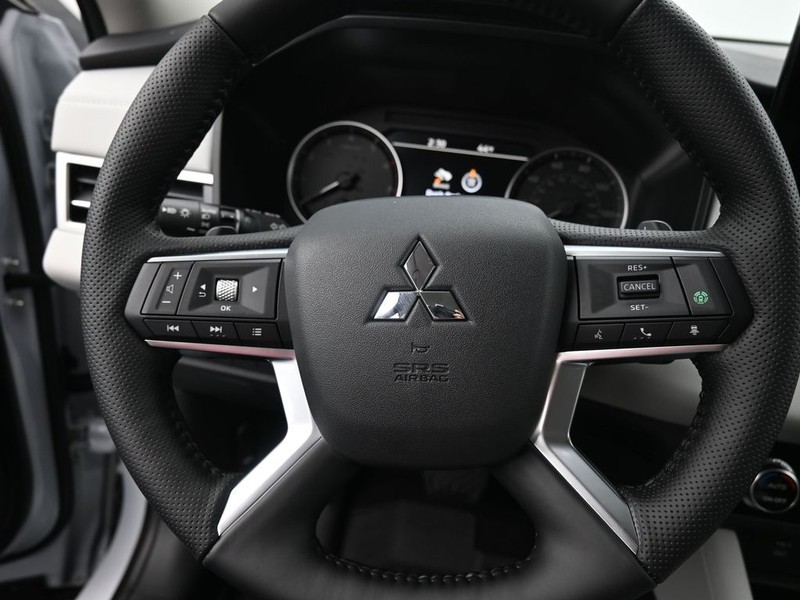 Mitsubishi Outlander Vehicle Full-screen Gallery Image 14